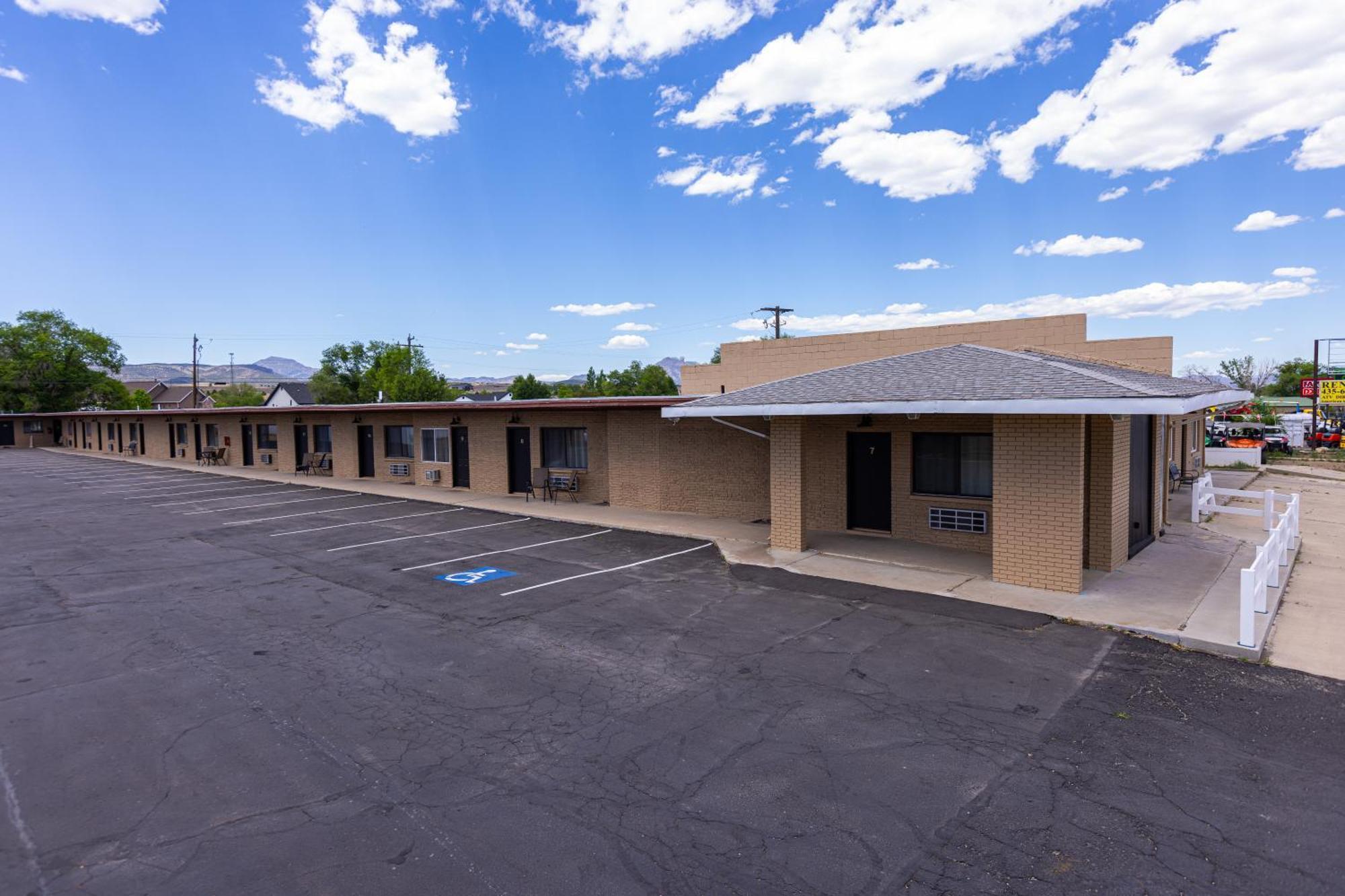 The Golden Spur Hotel Panguitch Exterior photo
